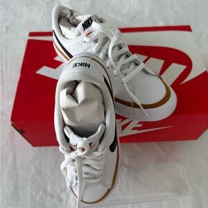 Nike NWT Court Sneakers Legacy Shoe Comfort Walking White and Black Size4